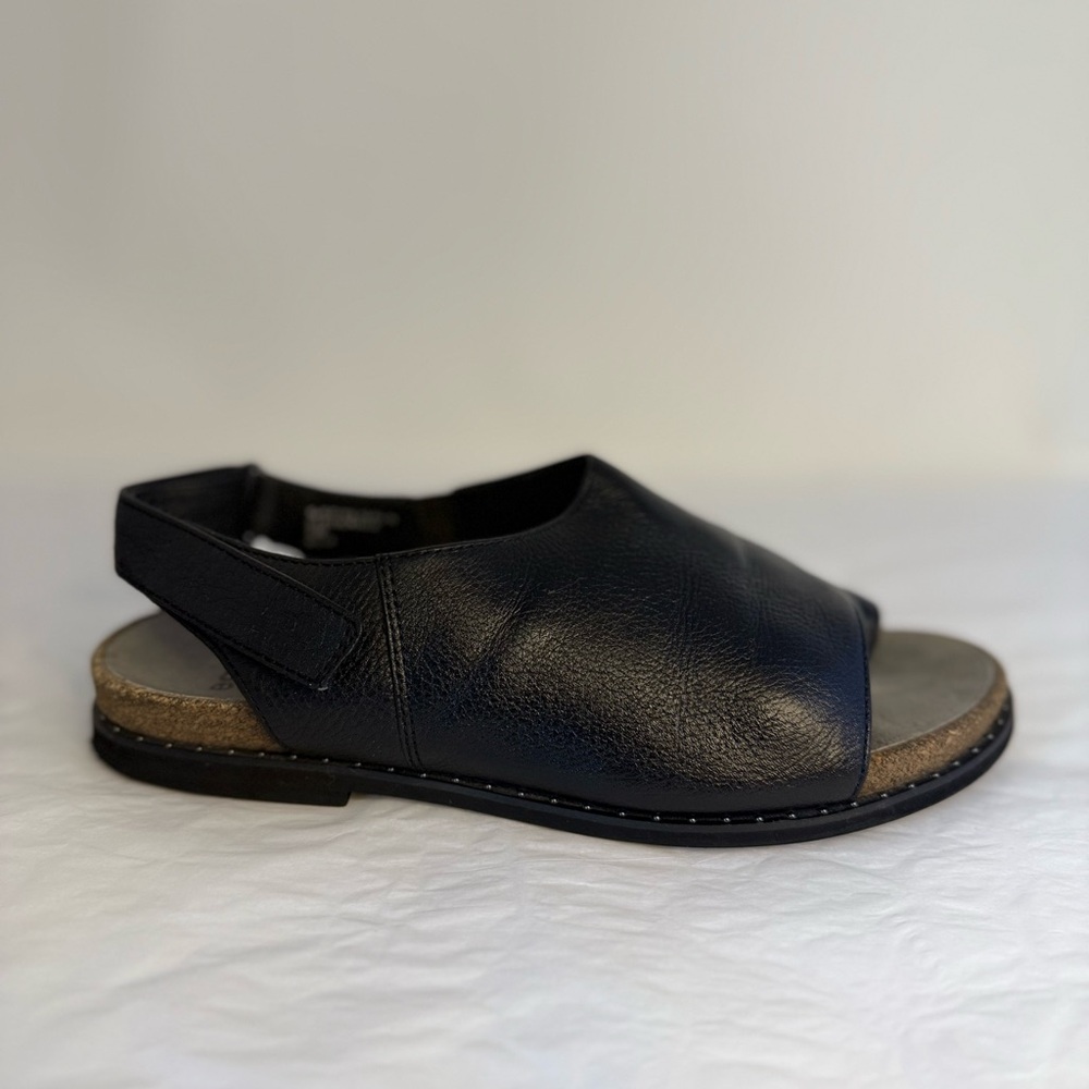 🌸EARTH pre-owned women’s  Open-Toe Sandals. Size 8.